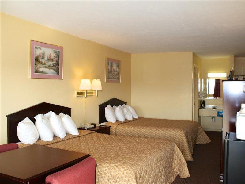Days Inn By Wyndham Farmer City Exterior photo